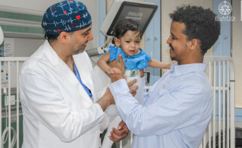 إنفاذًا لتوجيهات وزير الدفاع..  فريق طبي من مركز الأمير سلطان لمعالجة أمراض وجراحة القلب ينجح في إجراء عملية جراحية لطفلة سودانية