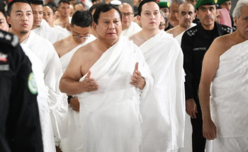 رئيس جمهورية إندونيسيا يؤدي مناسك العمرة