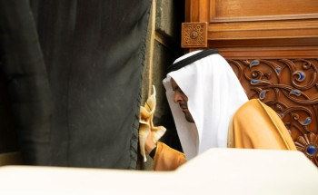 نيابة عن خادم الحرمين الشريفين.. نائب أمير منطقة مكة المكرمة يتشرف بغسل الكعبة المشرفة