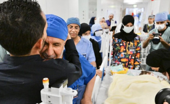 نجاح عملية فصل التوأم الملتصق السوري “سيلين وإيلين” بعد عملية جراحية معقدة استغرقت (8) ساعات