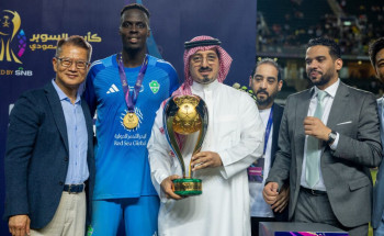 رئيس الاتحاد السعودي لكرة القدم ياسر بن حسن المسحل يتوّج فريق النادي الأهلي بكأس السوبر السعودي في هونغ كونغ