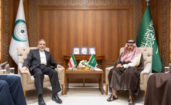 وزير الخارجية يلتقي وزير الخارجية الإيراني