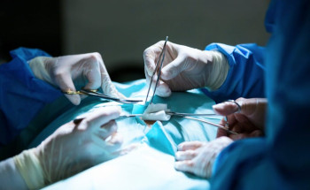 حائل تسجل نجاح أول عملية دقيقة لإزالة ورم معقد في قاع الجمجمة