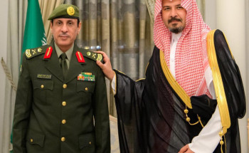 أمير ⁧‫المدينة المنورة‬⁩ يقلد مدير جوازات المنطقة رتبته الجديدة “لواء”