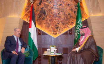 سمو ولي العهد يستقبل نائب رئيس دولة فلسطين