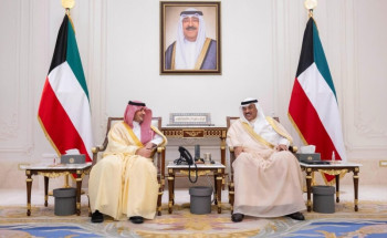 ولي عهد الكويت يستقبل الأمير عبدالعزيز بن سعود