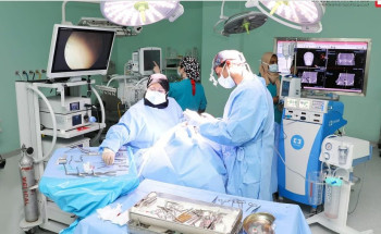 مستشفى الدكتور سليمان الحبيب بالقصيم يستأصل ورمًا نادرًا متمدّدًا من الجيوب الأنفية إلى قاع الجمجمة