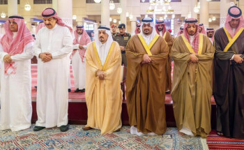 أمير منطقة الرياض يؤدّي صلاة الميت على والدة صاحبة السمو الأميرة مها بنت محمد بن سعد الثاني آل عبدالرحمن آل سعود