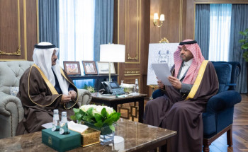الأمير فيصل بن خالد بن سلطان يطّلع على تقرير أعمال النادي الأدبي بالحدود الشمالية
