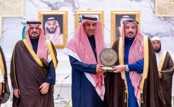 أمير القصيم يكرّم المواطن ضيف الله الحميداني تقديرًا لموقفه الإنساني في مساعدة أسرة مقيم سوداني بعد تعرضه لحادث مروري