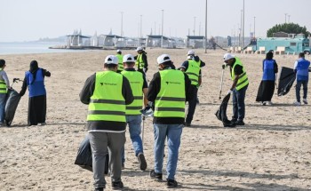 مبادرة بيئية لتنظيف شاطئ الصدف بالظهران