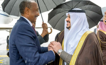 رئيس مجلس السيادة الانتقالي بجمهورية السودان يصل إلى الرياض وفي مقدمة مستقبليه نائب أمير المنطقة