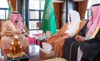 أمير تبوك يستقبل رئيس المحكمة الإدارية بالمنطقة