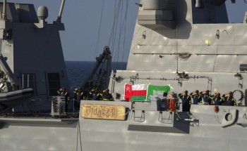 القوات البحرية ونظيرتها العُمانية تنفذان رماية بالصواريخ ضمن تمرين “رياح السلام 2026”