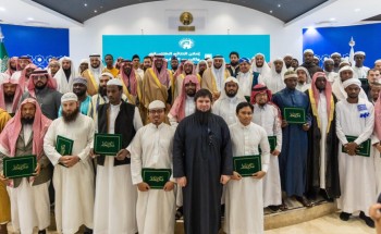 وزير الشؤون الإسلامية يرعى حفل تخريج (104) طلاب بعد إتمامهم برنامج “زمالة الوسطية والاعتدال”