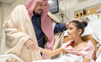 أمير القصيم يطمئن على حالة طفلة سودانية تعرضت لحادث مروري مع أفراد أسرتها