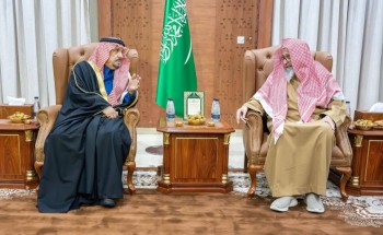 أمير منطقة الرياض يزور مفتي عام المملكة