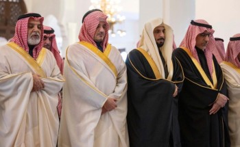 وزير الداخلية يؤدي صلاة الميت على معالي الفريق أول سعيد بن عبدالله القحطاني
