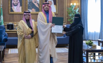 أمير الحدود الشمالية يُكرِّم الفائزة بمسابقة بنك التنمية الاجتماعية للحرف اليدوية 2025