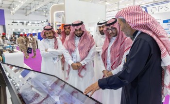 وكيل الجامعة للدراسات العليا والبحث العلمي يزور جناح الجامعة في معرض الدفاع العالمي 2026