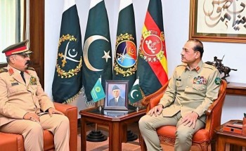 قائد الجيش الباكستاني يستقبل أمين عام التحالف الإسلامي في إسلام آباد ويبحثان تعزيز التعاون في محاربة الإرهاب وتنفيذ مبادرة “إدماج”