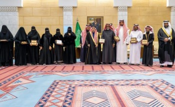 أمير منطقة الرياض يُسلِّم وثائق تملّك الوحدات السكنية للمستفيدين من تبرع سمو ولي العهد