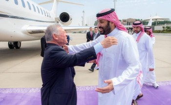 ملك الأردن يصل إلى جدة وسمو ولي العهد في مقدمة مستقبليه