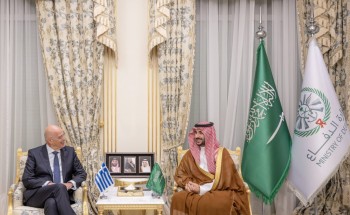 سمو وزير الدفاع يلتقي وزير الدفاع الوطني اليوناني