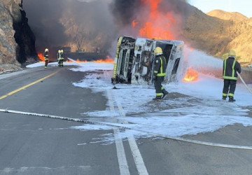 مدني ضباء يخمد حريقاً اندلع بناقلة وقود بعد انقلابها وينقذ سائقها