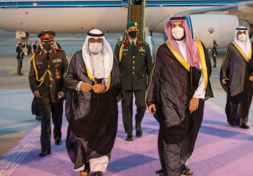 سمو ولي العهد يستقبل سمو ولي العهد بدولة الكويت لدى وصوله الرياض