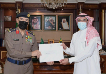 وزير الداخلية يوجّه بتكريم مواطن منع نشوب حريق في مبنى سكني