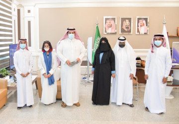 وكيل إمارة منطقة جازان يستقبل محاربة السرطان ويتسلم كتاب عن مراحل علاجه..