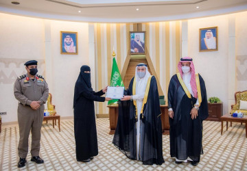 أمير القصيم يكرّم المواطنة الهنوف الشقيق تقديرا لاستشعارها مسؤوليتها الوطنية