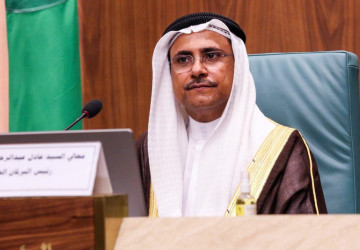 رئيس البرلمان العربي يدين استهداف الحوثي لمطار أبها الدولي