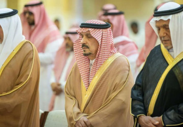 أمير الرياض يؤدّي صلاة الميت على والدة الأمير منصور بن سعود ووالدة الأمير خالد بن عبدالله