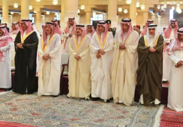 أمير الرياض يؤدي صلاة الميت على هدى بنت عبدالله الفيصل آل فرحان آل سعود