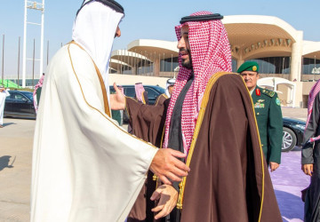 سمو أمير دولة قطر يغادر الرياض وفي مقدمة مودعيه سمو ولي العهد
