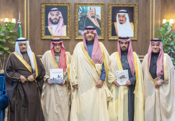 أمير الحدود الشمالية يتسلّم إصدارين عن تاريخ وتنمية منطقة الحدود الشمالية