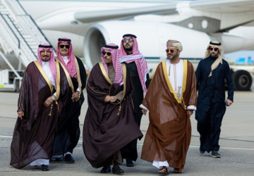 وزير الخارجية يصل إلى مسقط