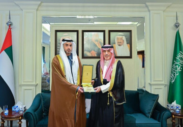 إنفاذًا لأمر خادم الحرمين الشريفين.. سفير المملكة لدى الإمارات يُقلّد الشيخ نهيان بن سيف آل نهيان وشاح الملك عبدالعزيز من الطبقة الثانية