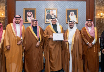 محافظ الأحساء يسلّم أمانة الأحساء شهادة اعتماد برنامج “حياك”