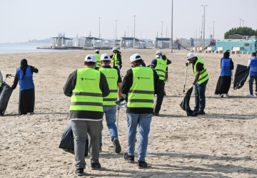 مبادرة بيئية لتنظيف شاطئ الصدف بالظهران