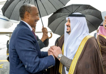 رئيس مجلس السيادة الانتقالي بجمهورية السودان يصل إلى الرياض وفي مقدمة مستقبليه نائب أمير المنطقة