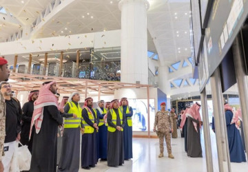 وزير النقل والخدمات اللوجستية يقف على حركة السفر وسير العمليات التشغيلية في مطار الملك خالد الدولي بالرياض