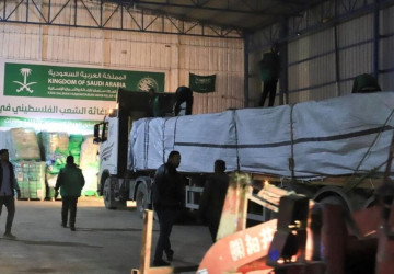 قافلة إغاثية سعودية جديدة تصل إلى وسط قطاع غزة مقدمة من مركز الملك سلمان للإغاثة