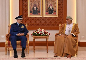 سُلطان عُمان يمنح قائد القوات الجوية الملكية السعودية وسام عُمان العسكري