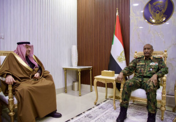 رئيس مجلس السيادة في السودان يستقبل نائب وزير الخارجية