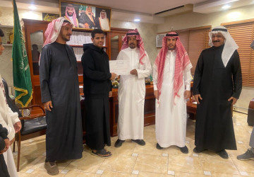 تليية لرغبة ابنائه الطلاب.. المدير السابق لمتوسطة محمد بن سليمان الأستاذ سعد السحيمي يزور المدرسة ويكرم الطلاب المتفوقين