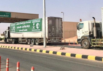 عبور 70 شاحنة مقدمة من مركز الملك سلمان للإغاثة منفذ الوديعة الحدودي متوجهة إلى اليمن