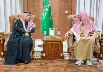 أمير منطقة الرياض يزور مفتي عام المملكة